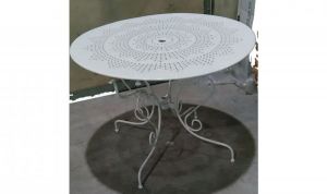 Table de jardin en acier pour un particulier